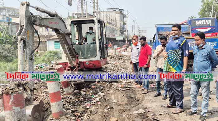  ছাত্রদল নেতা রোমানের উদ্যোগে রাজবাড়ী পুলিশ লাইনের সামনে ময়লার ভাগাড় অপসারণ